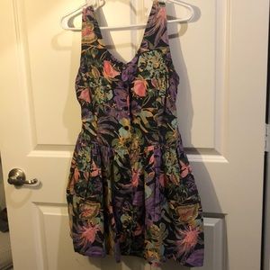 Vintage floral dress with pockets!